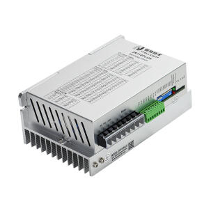 Drive para motor de passo R110PLUS 2 fases com corrente máxima 7,2A, tensão 100-230VAC, protocolo TTL, porta USB, 3 entradas e 1 saída digital, proteção IP54 e dimensões 178x109x68mm